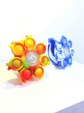 Cargar imagen en el visor de la galería, JUGUETE INTERACTIVO: PULSERA CON LUCES LED, POPIT Y SPINNER ✨