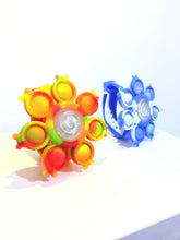 Cargar imagen en el visor de la galería, JUGUETE INTERACTIVO: PULSERA CON LUCES LED, POPIT Y SPINNER ✨
